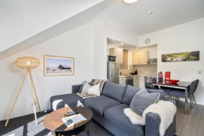 Lantern 1 Bedroom Balcony with Sweeping Mountain View
